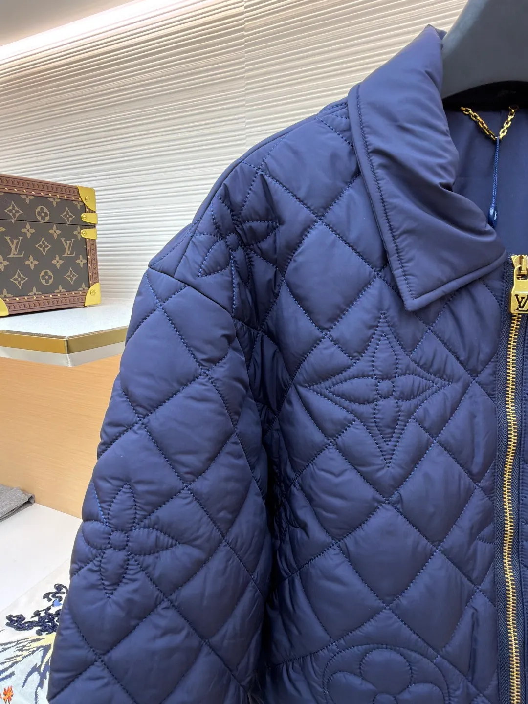 LOUIS VUITTON Quilted Jacket ●Original version: Purchased and developed by 23355 ●Item number: 1681355-D35 ●Fabric: high-density nylon fabric ●Technology: embossed production ●Color: navy ●Version: fitted version ●Weight: about 560 grams ●Size: 44-46-48-50 ●Description: This jacket is made of high-density nylon fabric and made with diamond quilting technology. It has a three-dimensional texture and is warm. The lapel design is matched with the brand's customized metal zipper, and the zipper head is decorated with the LV logo, which is smooth and highly recognizable. The quilted pattern on the body combines the brand's classic Monogram elements and floral patterns, and is presented through three-dimensional sewing technology, with exquisite and layered details. The overall cut is a short silhouette, and the splicing of the body is made with seamless gluing to prevent threads from being exposed; the fabric is treated with water-repellent treatment to improve practical performance. From the intricate design of quilting patterns to the exquisite processing of metal accessories, every step reflects Louis Vuitton's exquisite craftsmanship in luxury quilted items. It is a fusion of classic elements and technological innovation. The overall wiring is straight and delicate, the fabric is comfortable and soft, and the color is consistent without color difference. It can be matched with the same style to create a fashionable look and control various occasions. Customized accessories, complete with three standards, same style for men and women!